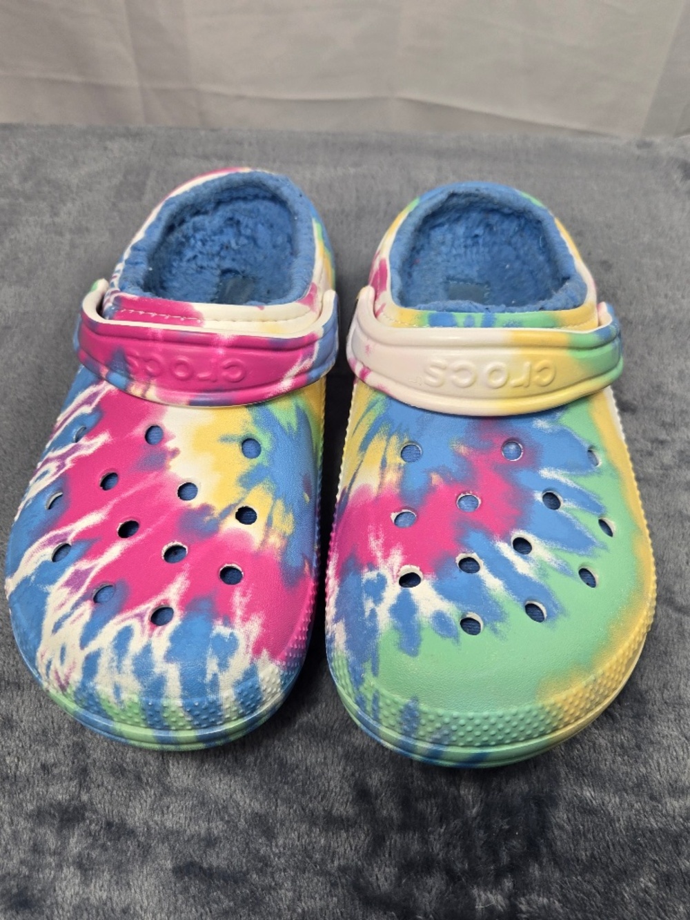 Croc tye- dye with blue fuzzy inside